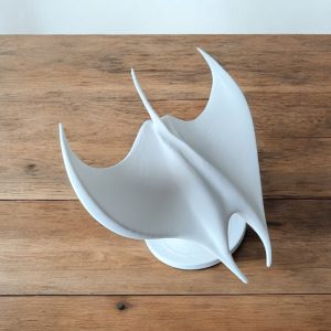 Süzülen Form — Manta Heykel Objesi — heykelsi masa objesi — dijital zanaat