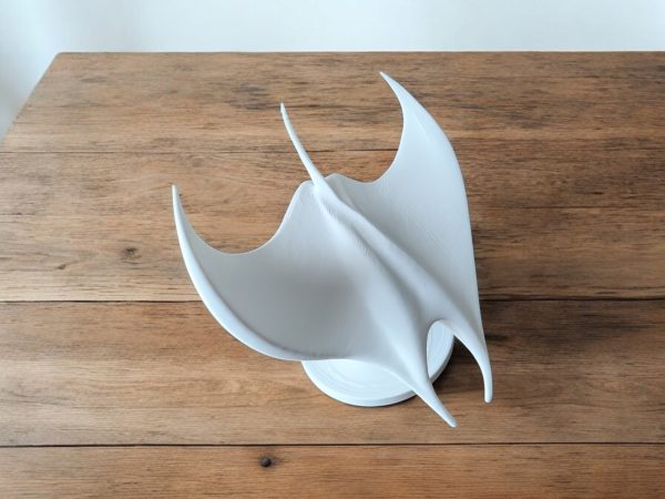 Süzülen Form — Manta Heykel Objesi — heykelsi masa objesi — dijital zanaat
