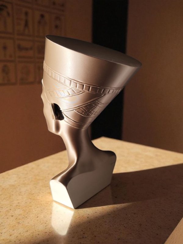 Nefertiti Büstü — Heykelsi Form, Zamansız Duruş — latte