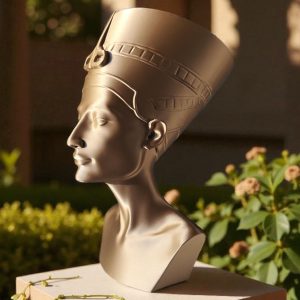 Nefertiti Büstü — Heykelsi Form, Zamansız Duruş — latte