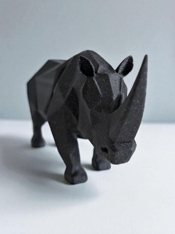Geometrik Gergedan Heykeli — Low-Poly Form — heykelsi form