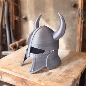 Savaş Geçmişi Olan Viking Miğferi Heykel Objesi — Viking miğferi heykeli