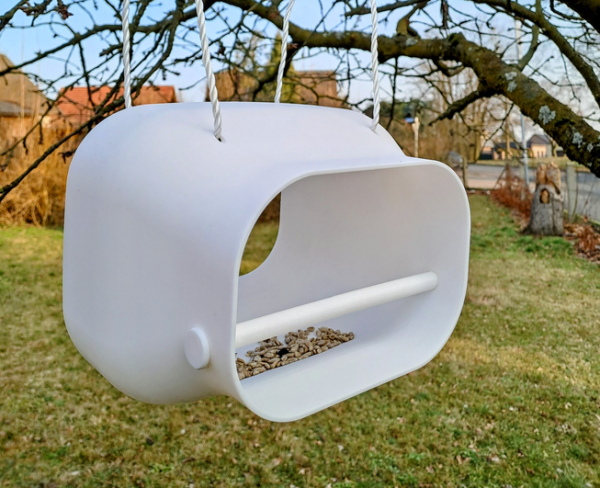 Heykelsi Kuş Evi — Bahçe İçin Minimal Form — kirik-beyaz