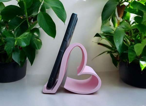 Kalp Formlu Telefon Standı — Heykelsi Masa Objesi Kalp Formlu Telefon Standı — Heykelsi Masa Objesi