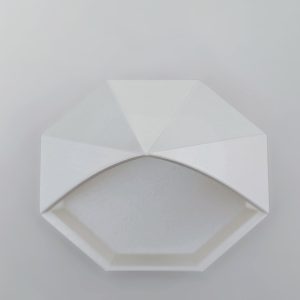 Piramit Tepsi — Çok Yüzeyli Heykelsi Form — heykelsi tepsi — geometrik dekor