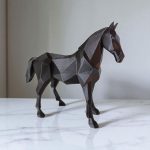 Aygır Heykel — Low-Poly Form, Güçlü Duruş — heykelsi at figürü