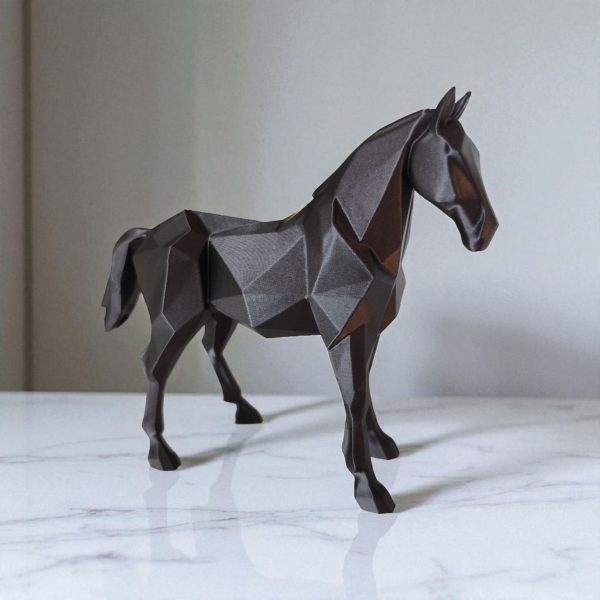 Aygır Heykel — Low-Poly Form, Güçlü Duruş — heykelsi at figürü Aygır Heykel — Low-Poly Form, Güçlü Duruş — heykelsi at figürü