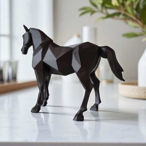 Aygır Heykel — Low-Poly Form, Güçlü Duruş — heykelsi at figürü — geometrik dekor
