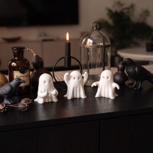 Üç Hayalet Heykelcik — Karakter Dolu Form — kirik-beyaz