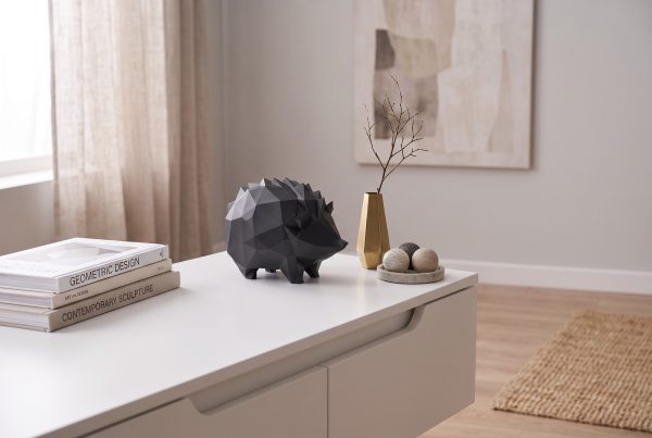 Geometrik Kirpi Heykeli — Low-Poly Form — antrasit