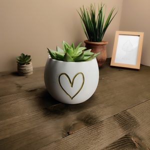 Kalp Motifli Yuvarlak Saksı | Heykelsi Form — kalp motifli saksı — kalp kabartmalı saksı