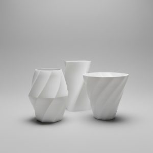 Kıvrımlı Form Vazo — Heykelsi Spiral Tasarım — kirik-beyaz